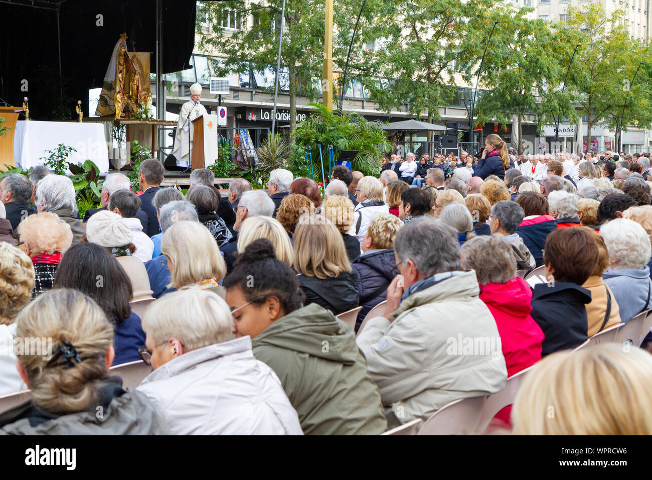 Olivier Leborgne, vescovo di Amiens, predicando ai fedeli durante la celebrazione di Notre Dame du Saint-Cordon a Valenciennes, Francia. Foto Stock