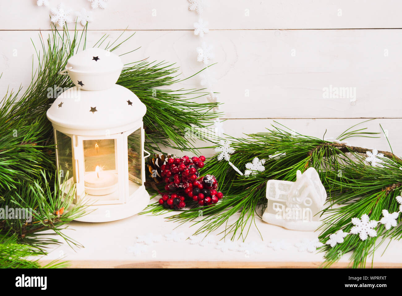 Lanterna bianca con porta chiusa con candela e decorazione di Natale con  naturale abete per la casa di design. Spazio di copia Foto stock - Alamy