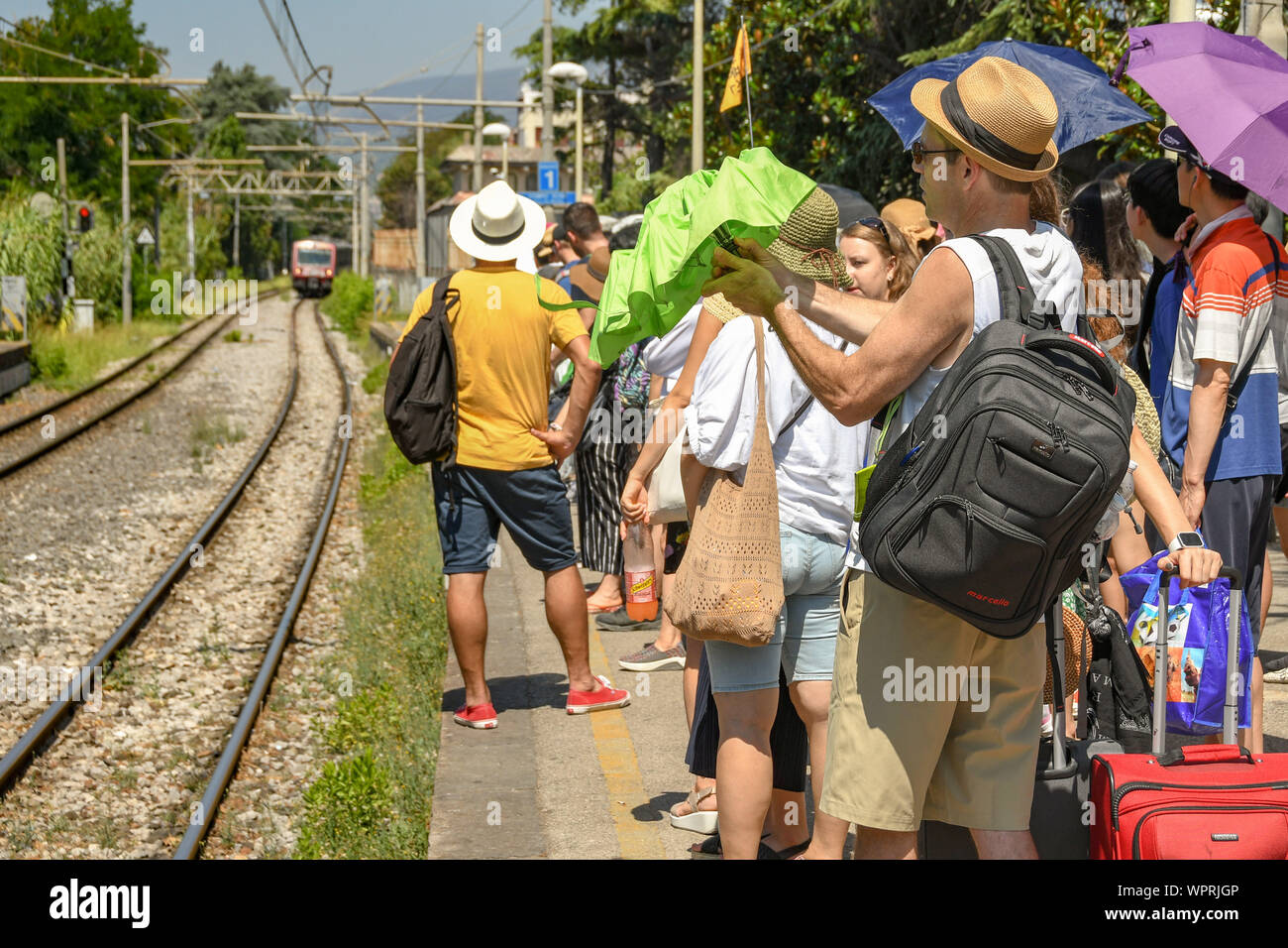 Pompei, vicino napoli, Italia - Agosto 2019: folla di persone sulla piattaforma 1 di Pompei Scavi station è in attesa di prendere il treno per Sorrento. Foto Stock