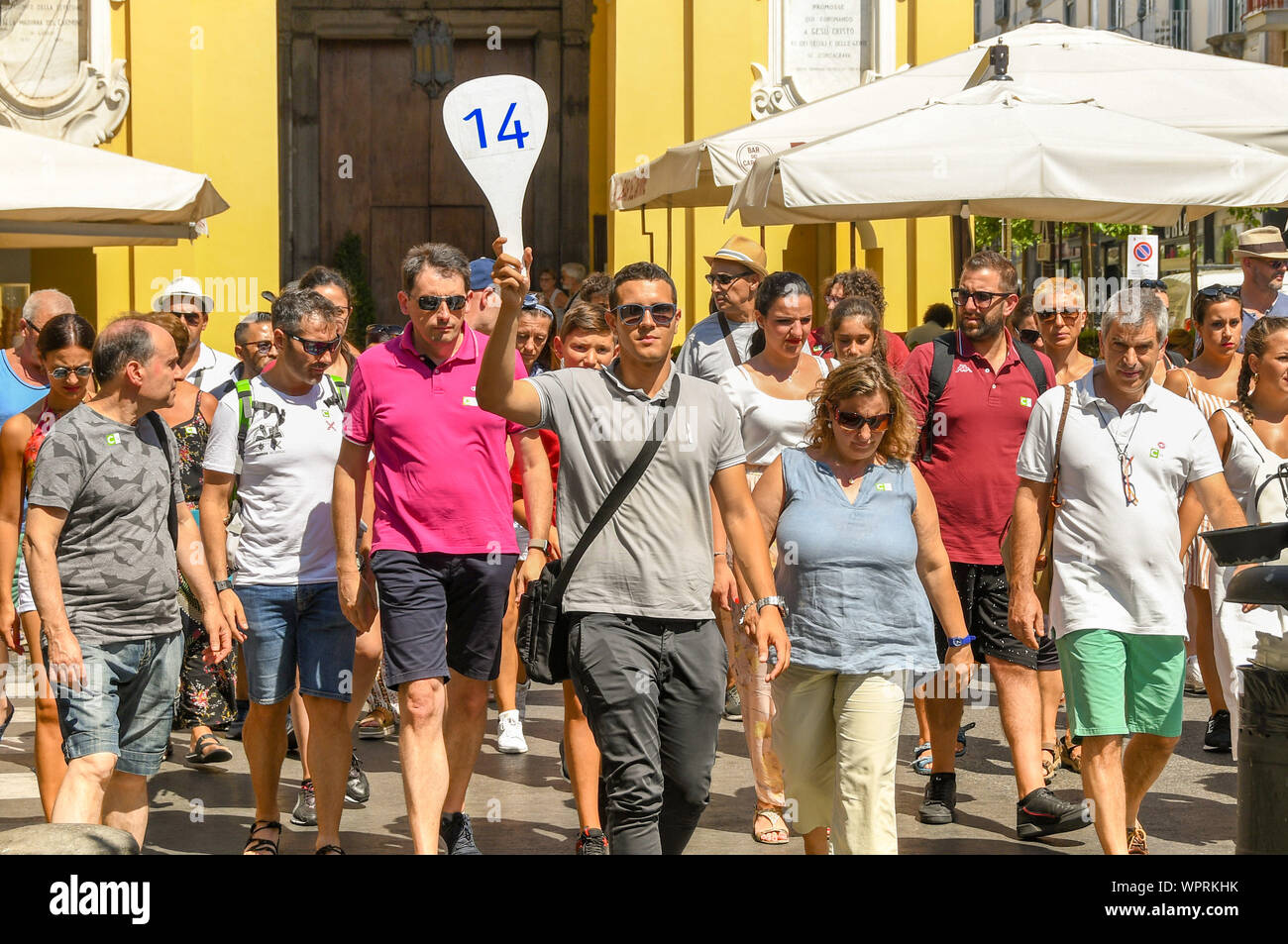 SORRENTO, ITALIA - Agosto 2019: Tour guida tenendo in mano un cartello numerato leader di un partito tour di passeggeri delle navi da crociera per un tour a piedi di Sorrento Foto Stock