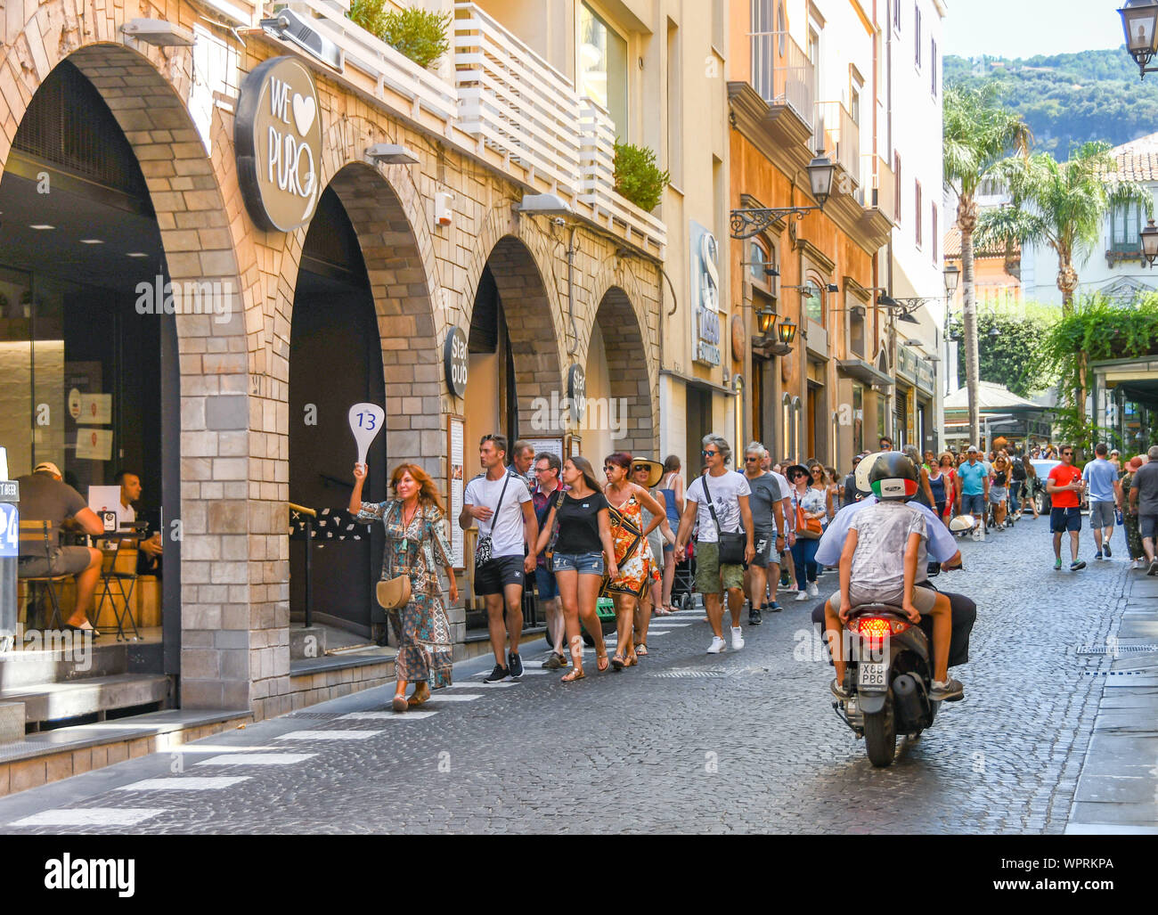 SORRENTO, ITALIA - Agosto 2019: Tour guida tenendo in mano un cartello numerato leader di un partito tour di passeggeri delle navi da crociera per un tour a piedi di Sorrento Foto Stock
