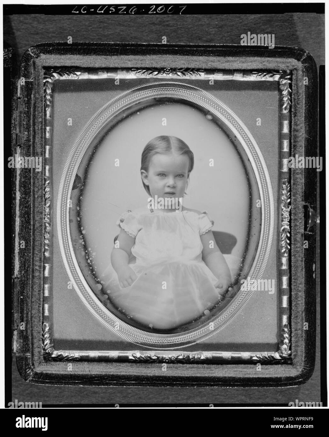 Mabel Hubbard Gardiner Bell come una ragazza, mezza lunghezza verticale, rivolto verso la parte anteriore. Piastra di sesto daguerreotype.; Foto Stock