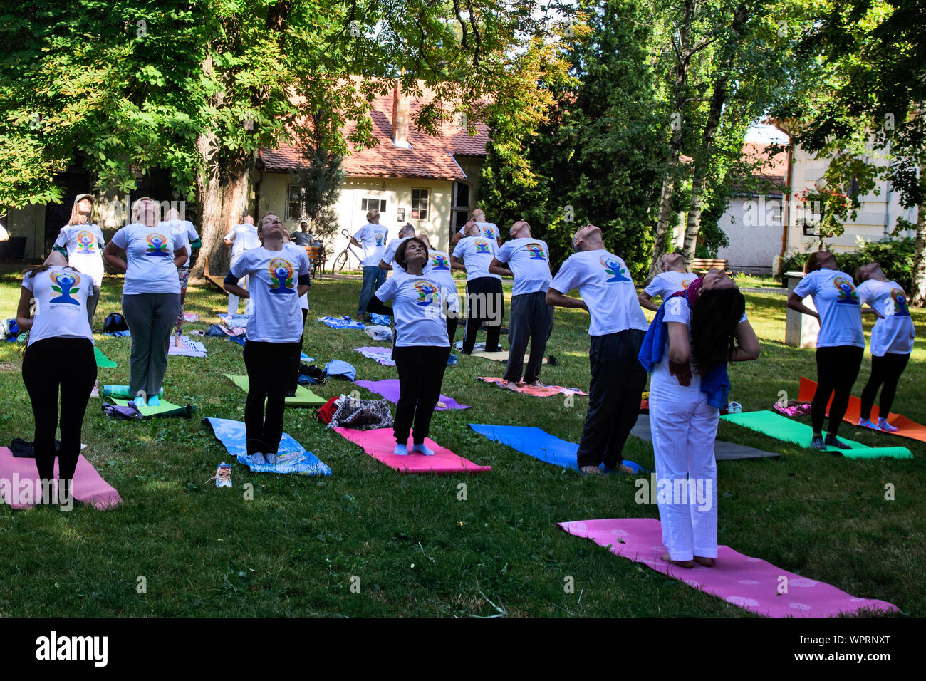 Di Zrenjanin, Serbia, giu 16, 2019. Un gruppo di persone la meditazione in onore della Giornata Mondiale dello Yoga. Foto Stock