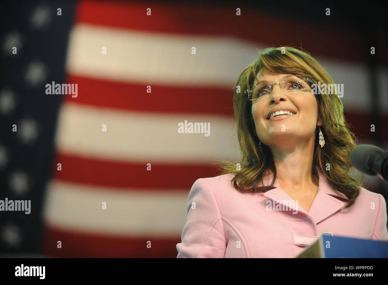 KISSIMEE, FL - 26 ottobre: repubblicani US vice candidato presidenziale Alaska Gov. Sarah Palin parla durante una campagna rally presso il Silver Spurs Arena Ottobre 26, 2008 in Kissimee, Florida. TV talk show host Elisabeth Hasselbeck, il conservatore co-host da 'vista' è stato chiesto di introdurre il Governatore al rally della Florida. Persone: Sarah Palin Foto Stock