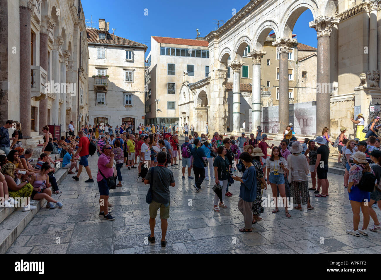 Il peristilio cortile del Palazzo di Diocleziano a Split, Croazia su una soleggiata giornata estiva affollate di turisti Foto Stock