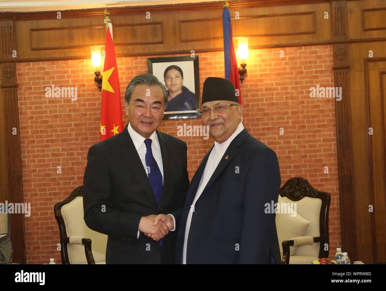 Kathmandu, Nepal. 9 Sep, 2019. Il nepalese il Primo ministro KP Sharma Oli (R) scuote le mani con la visita cinese consigliere di Stato e Ministro degli Esteri Wang Yi durante il loro incontro a Kathmandu, Nepal, sul Sett. 9, 2019. Credito: Sunil Sharma/Xinhua Foto Stock