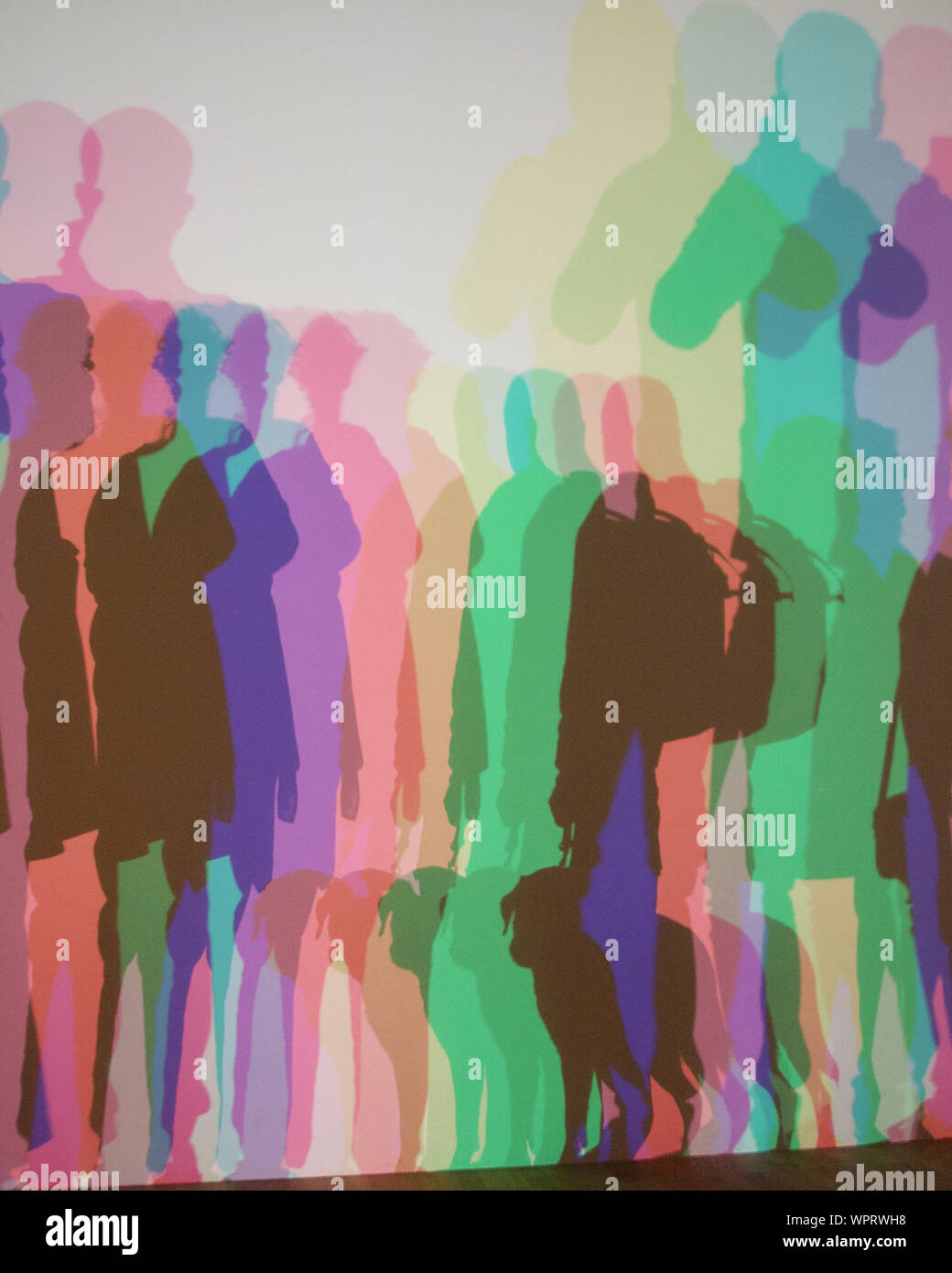Rainbow Room ombre di persone e cane di assistenza a Olafur Eliasson presentano la Tate Modern Foto Stock