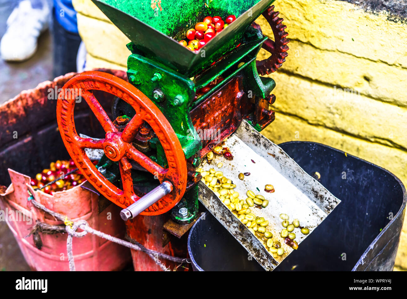 Vista sul caffè tradizionale macchina rettificatrice sulla fattoria colombiana Foto Stock