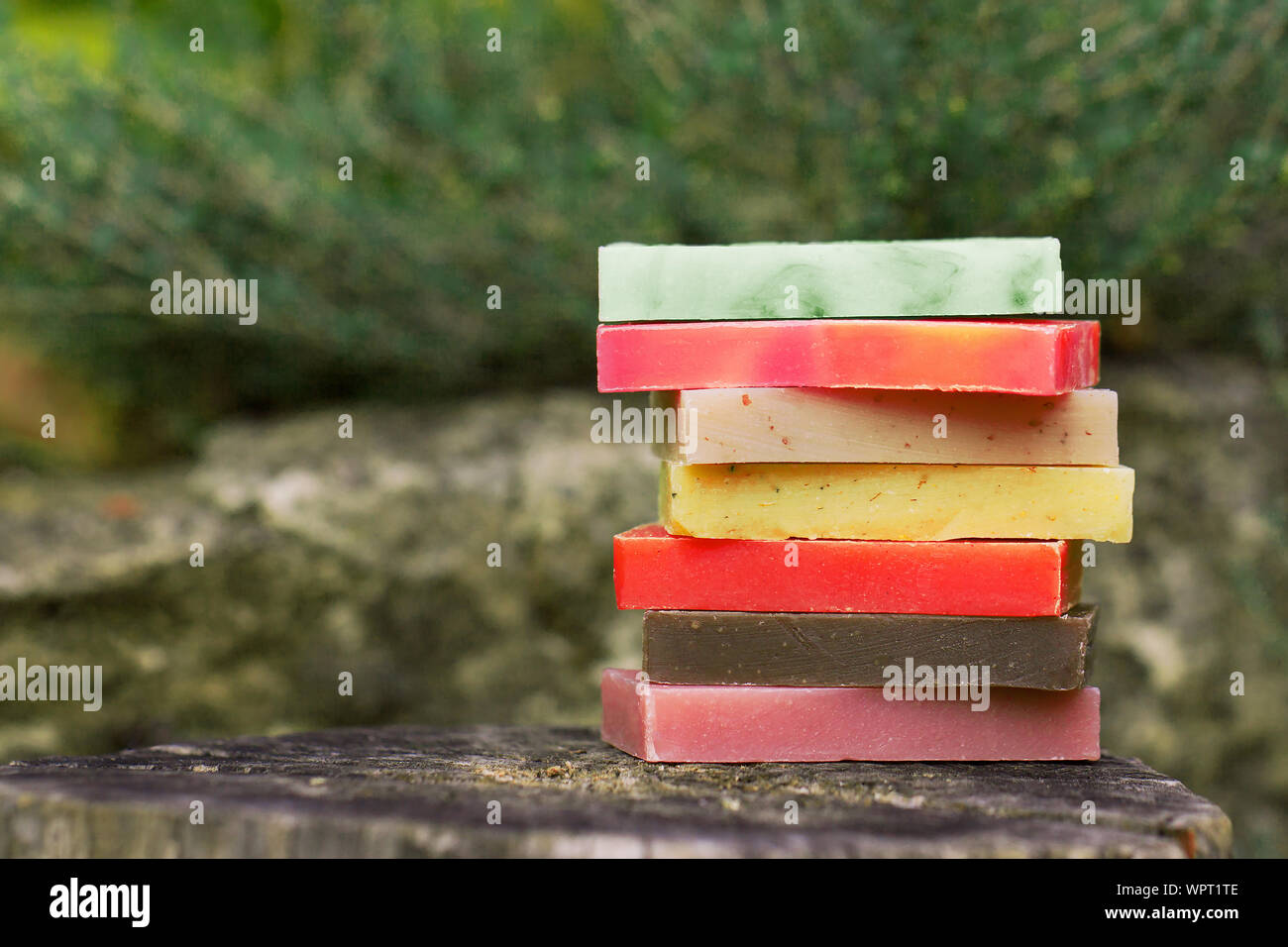 Eco-friendly set di saponi biologici sullo sfondo naturale. Copia dello spazio. Rifiuti Zero concetto, plastica-free, eco-friendly shopping, vegan Foto Stock