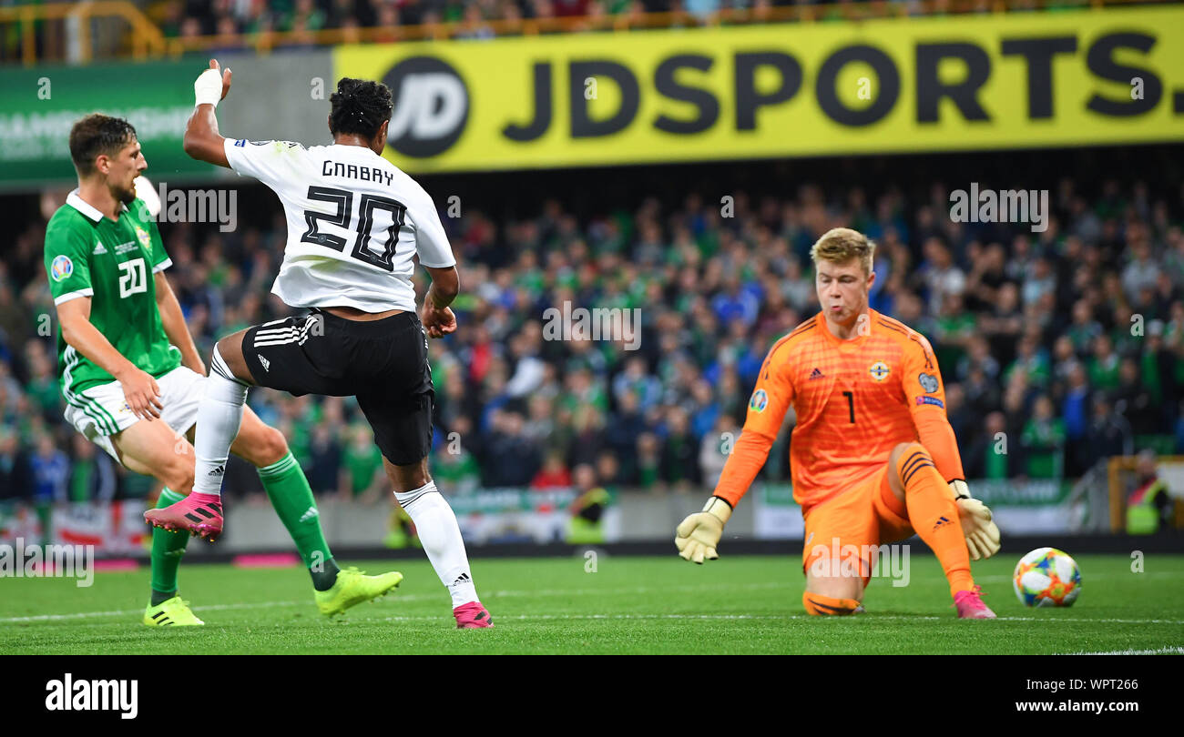 Obiettivo Obiettivo 0: 2: il portiere Serge Gnabry (Germania) incontra il greppo Cathcart (Irlanda del Nord) e portiere Bailey Peacock - Farrell (Irlanda del Nord). GES/Soccer/Euro Qualifica: Irlanda del Nord - Germania, 09.09.2019 Calcetto: Qualificazioni europee: Irlanda del Nord vs Germania, Belfast, 9 settembre, 2019 | Utilizzo di tutto il mondo Foto Stock