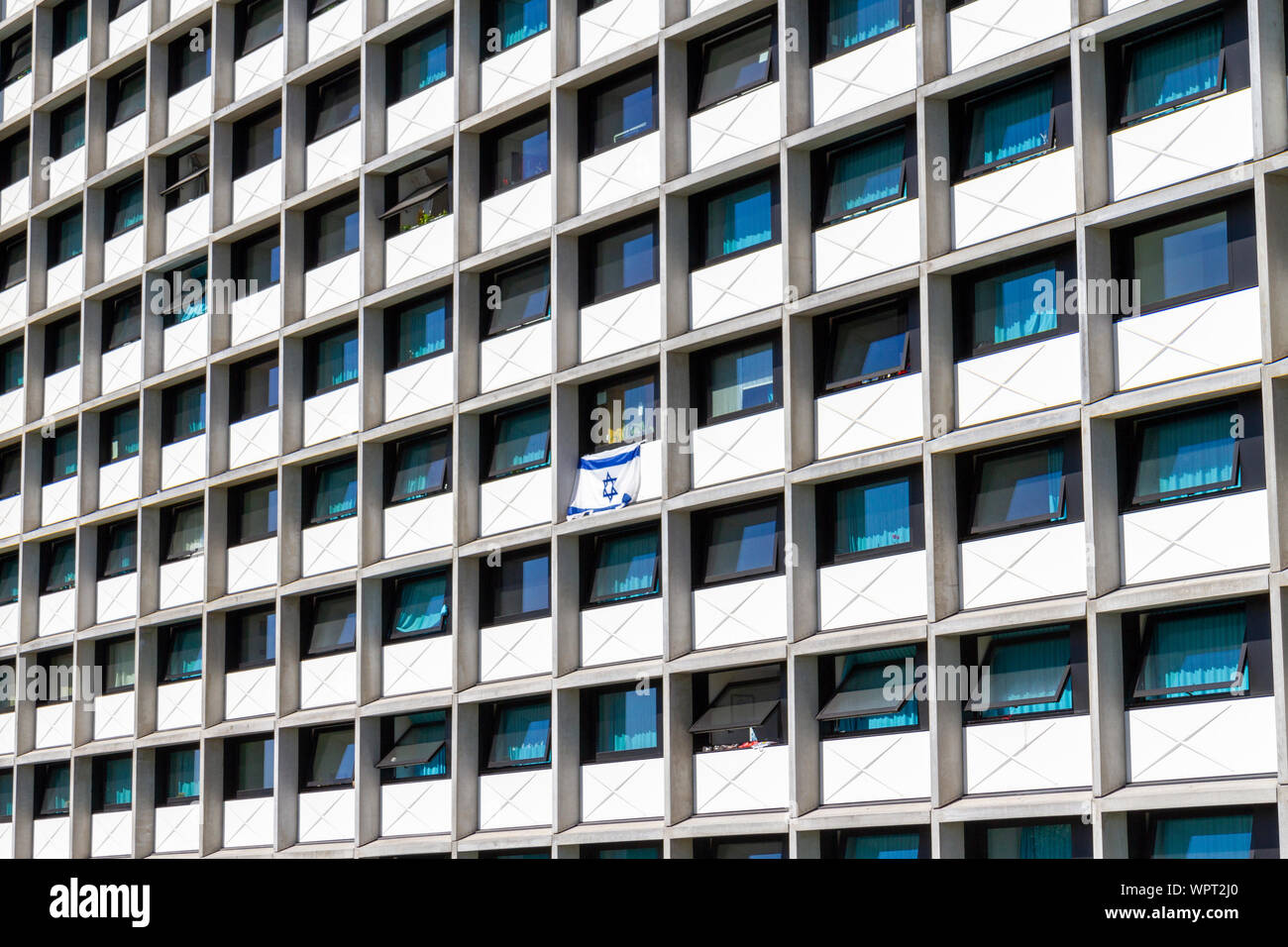 Bandiera israeliana su uno dei blocchi nel 1972 Villaggio Olimpico oggi, Monaco di Baviera, Germania. Foto Stock