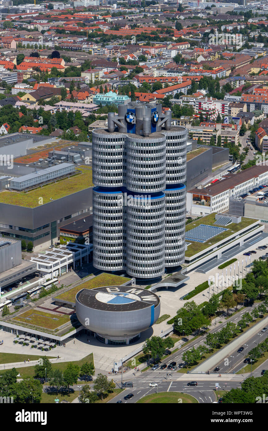 Il museo BMW visto dalla Olympiaturm (Olympic Tower), Monaco di Baviera, Germania. Foto Stock