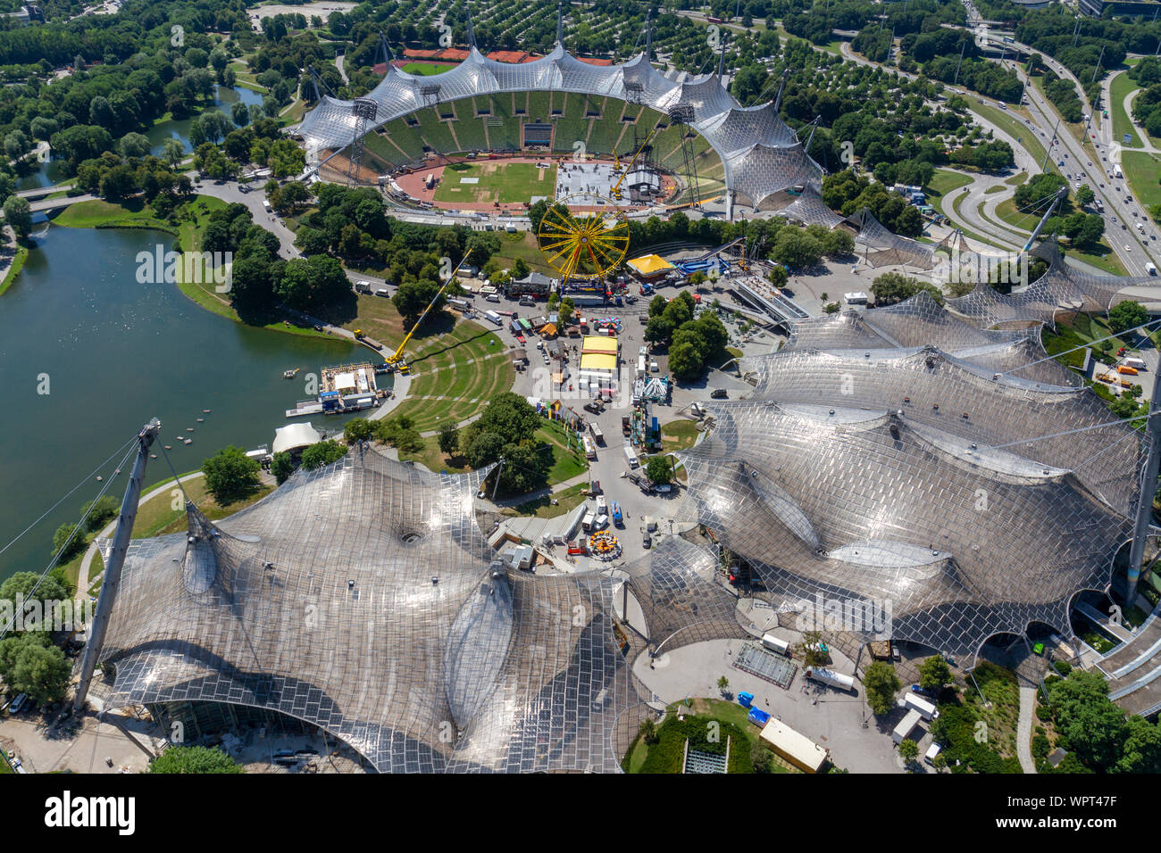 Vista del 1972 Olympic Park e lo stadio da Olympiaturm (Olympic Tower), Monaco di Baviera, Germania. Foto Stock