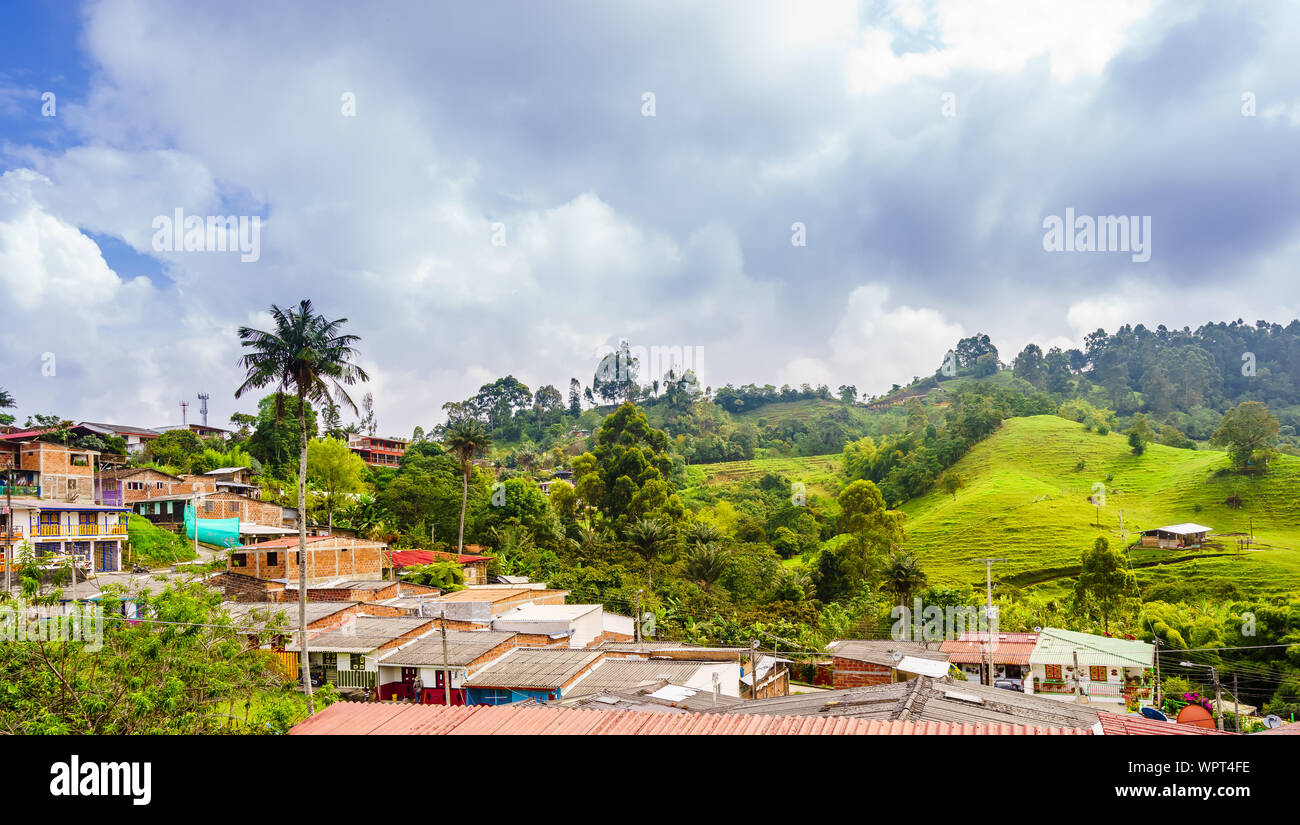 Vista panoramica sul paesaggio urbano del periodo coloniale in città vecchia del Salento in Colombia Foto Stock