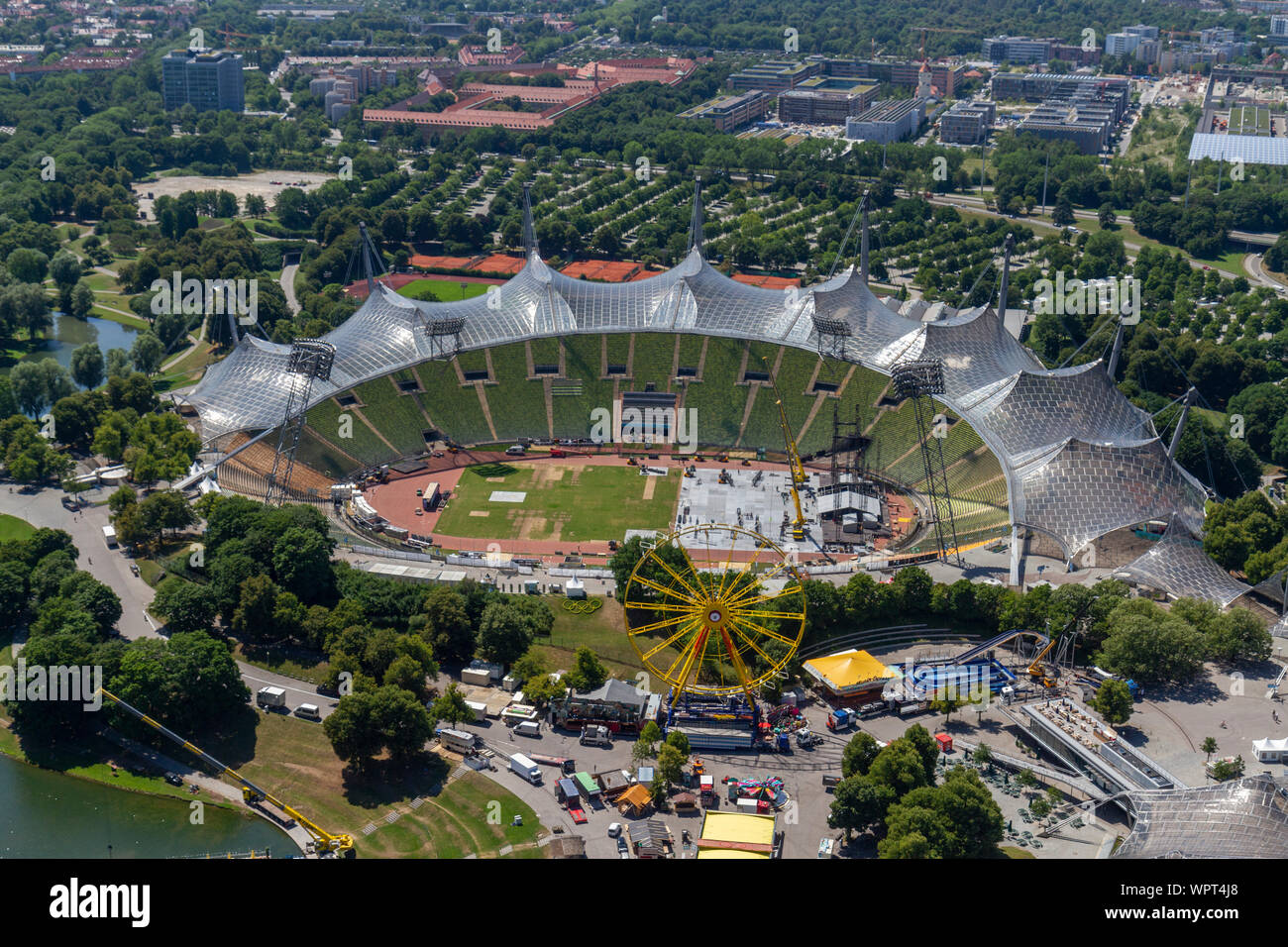 Vista del 1972 Olympic Park e lo stadio da Olympiaturm (Olympic Tower), Monaco di Baviera, Germania. Foto Stock