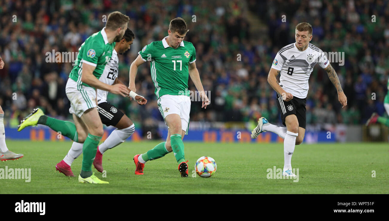 9 settembre 2019; Windsor Park, Belfast, Contea di Antrim, Irlanda del Nord; Campionati Europei 2020, qualificatore Irlanda del Nord contro la Germania; Paddy McNair porta la palla in avanti per Irlanda del Nord - solo uso editoriale. Foto Stock