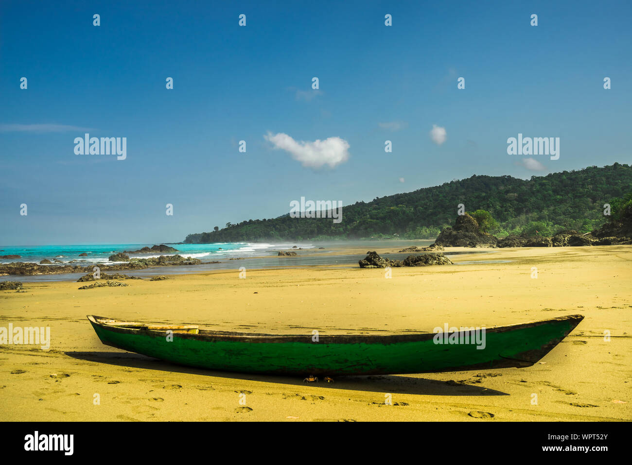 Piroga sulla spiaggia Almejal presso la costa del Pacifico accanto a El Valle in Choco regione della Colombia Foto Stock