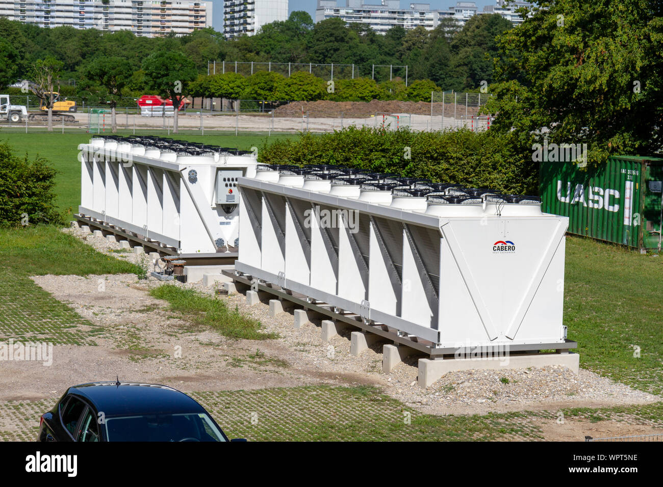 Caber ha uno scambiatore di calore, parte di un sistema di raffreddamento industriale accanto al 1972 Villaggio Olimpico oggi, Monaco di Baviera, Germania. Foto Stock