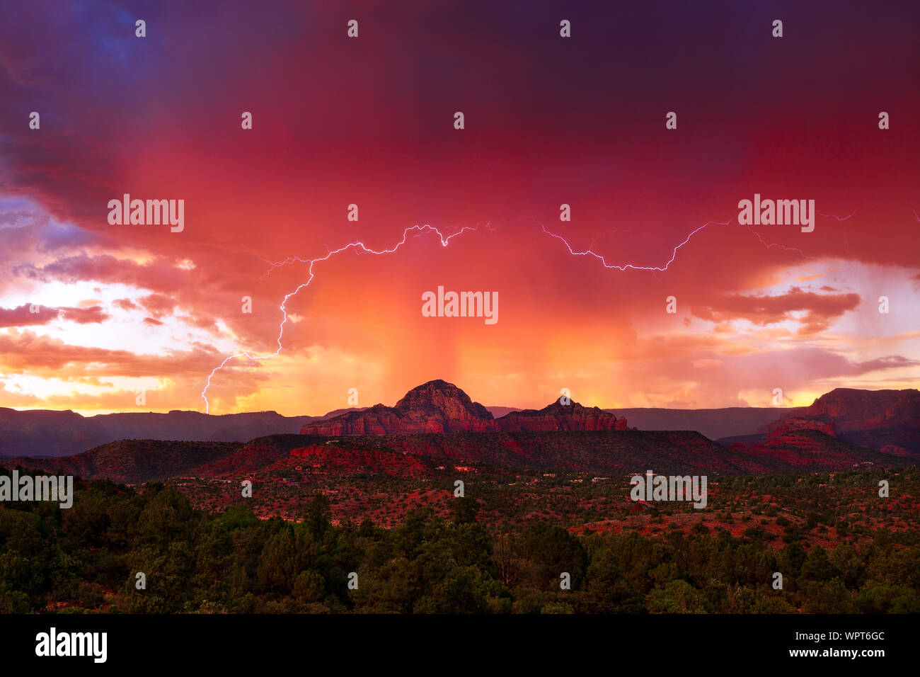 Sedona, Arizona rocce rosse al tramonto con un fulmine sopra Thunder Mountain Foto Stock