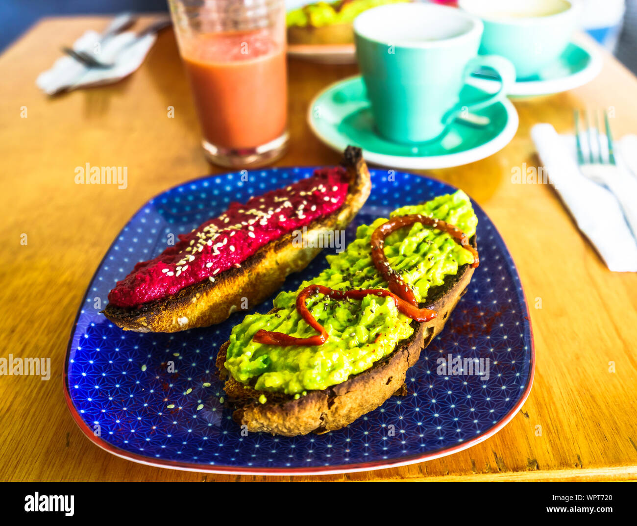 Vista su sani e avocado barbabietola toast per colazione in Colombia Foto Stock