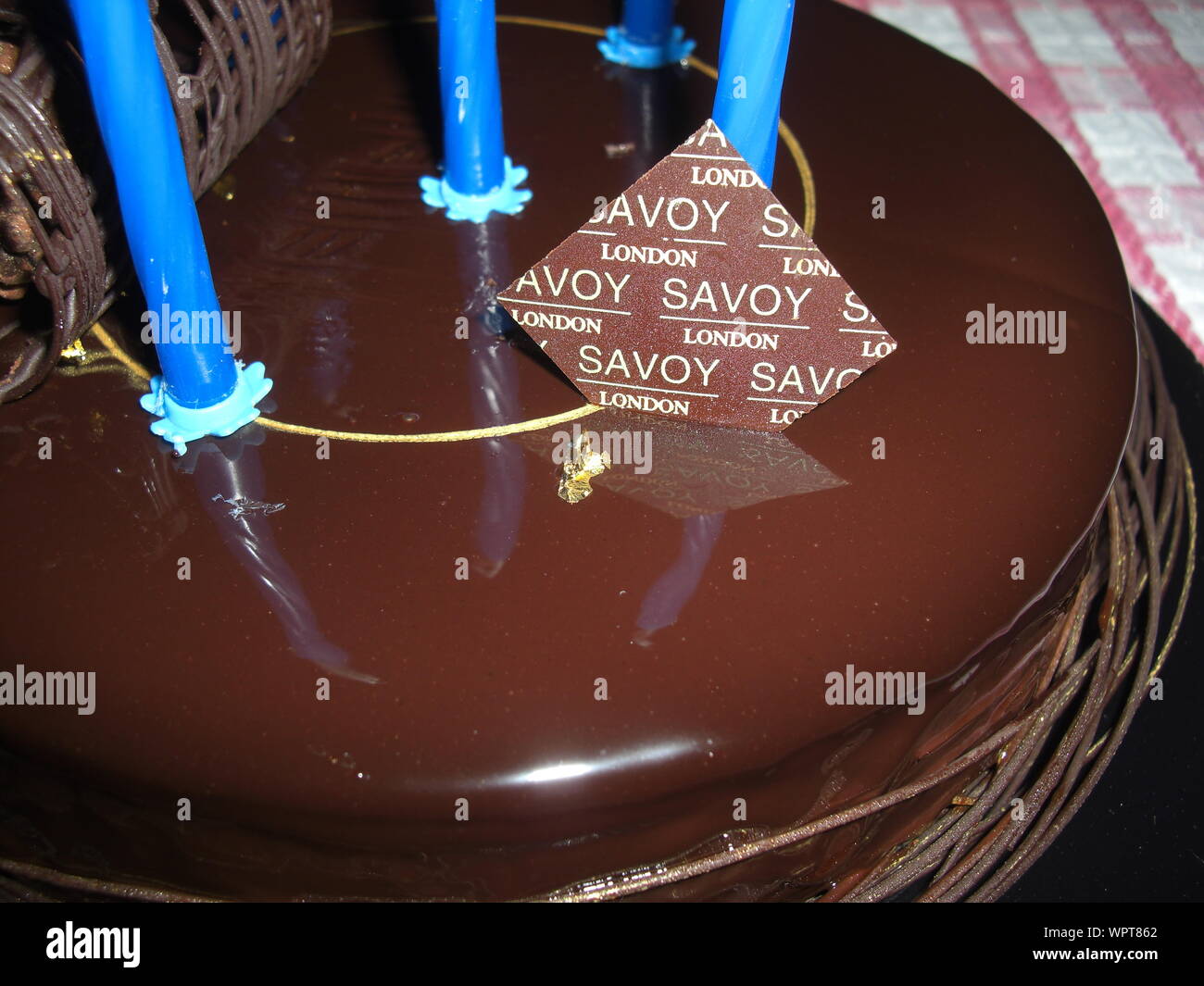Cioccolato torta di compleanno Savoy Londra Foto Stock