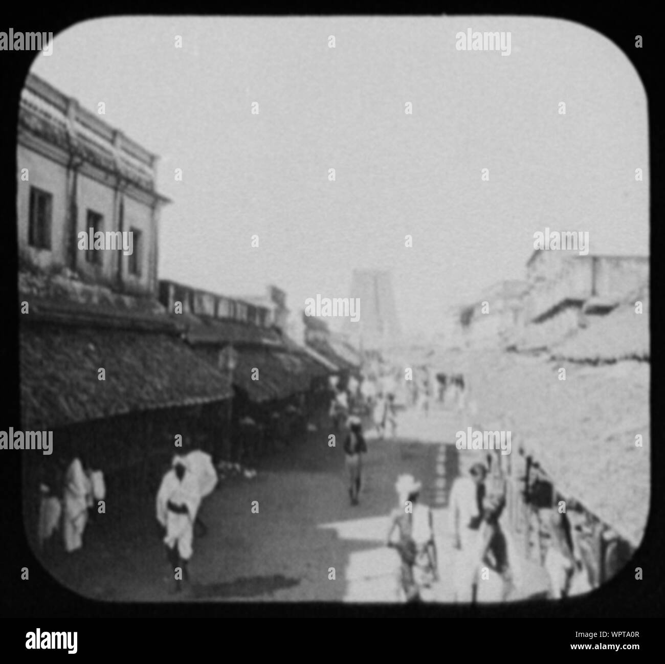 Madura - Scene di strada con tempio in background Foto Stock