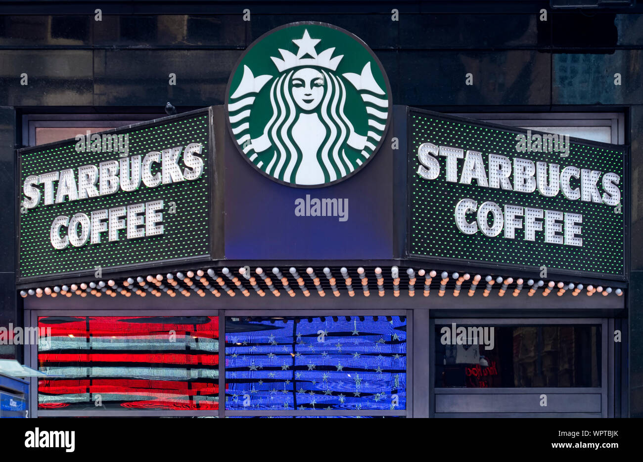 Ingresso di Starbucks ed emblema, Times Square, New York, Stati Uniti d'America Foto Stock