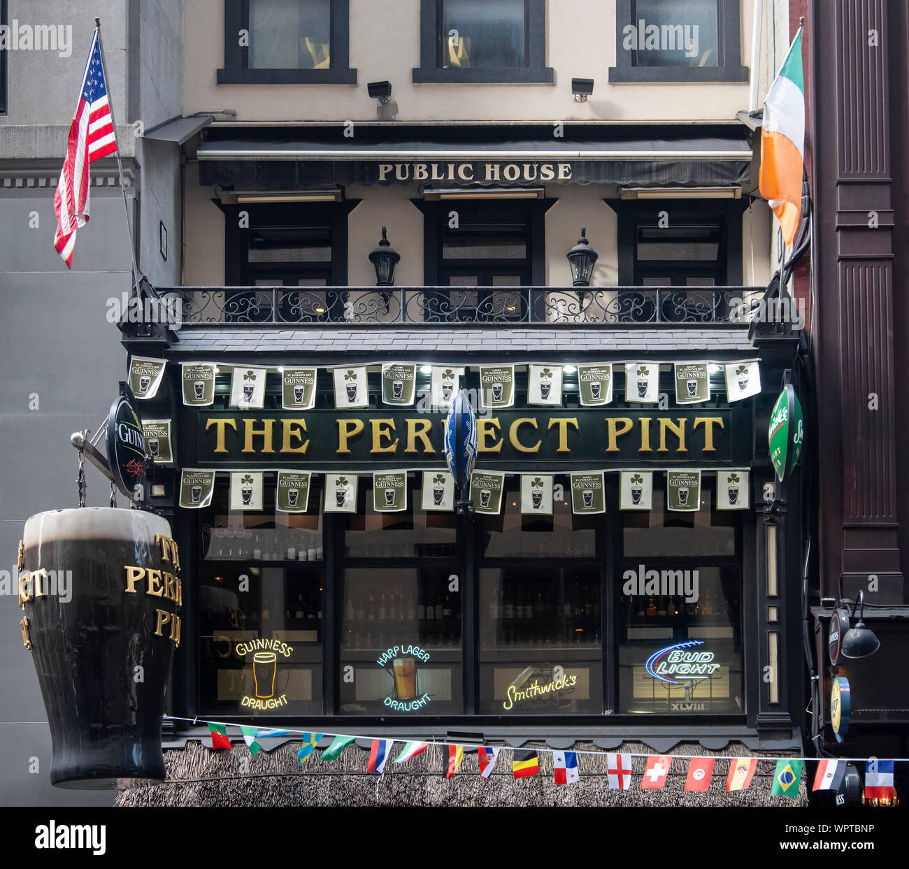 Al di fuori di Connolly's Irish Bar, 45th Street, Midtown Manhattan, New York, Stati Uniti d'America Foto Stock