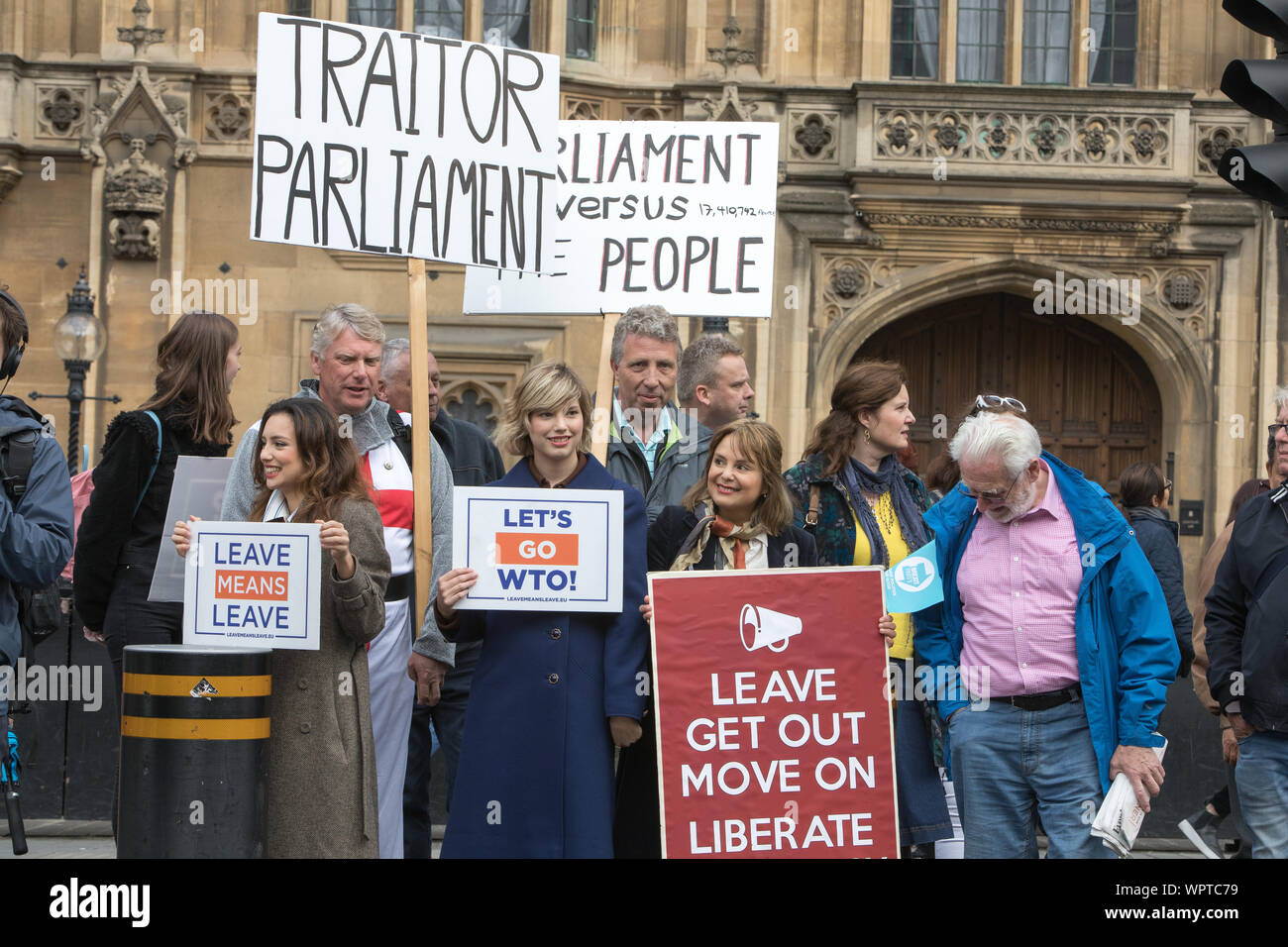 Westminster, Londra, Regno Unito. Il 9 settembre 2019. Lasciare i sostenitori di dimostrare in College Green. MPs dibattito in Commons Brexit due dibattiti di emergenza. Nel corso della giornata si è annunciato che No-Deal Brexit atto diventi legge. MPs di opposizione nella Casa del Parlamento chiedono Boris Johnson, il Primo Ministro a chiedere l'UE per un ritardo al termine Brexit. Foto Stock