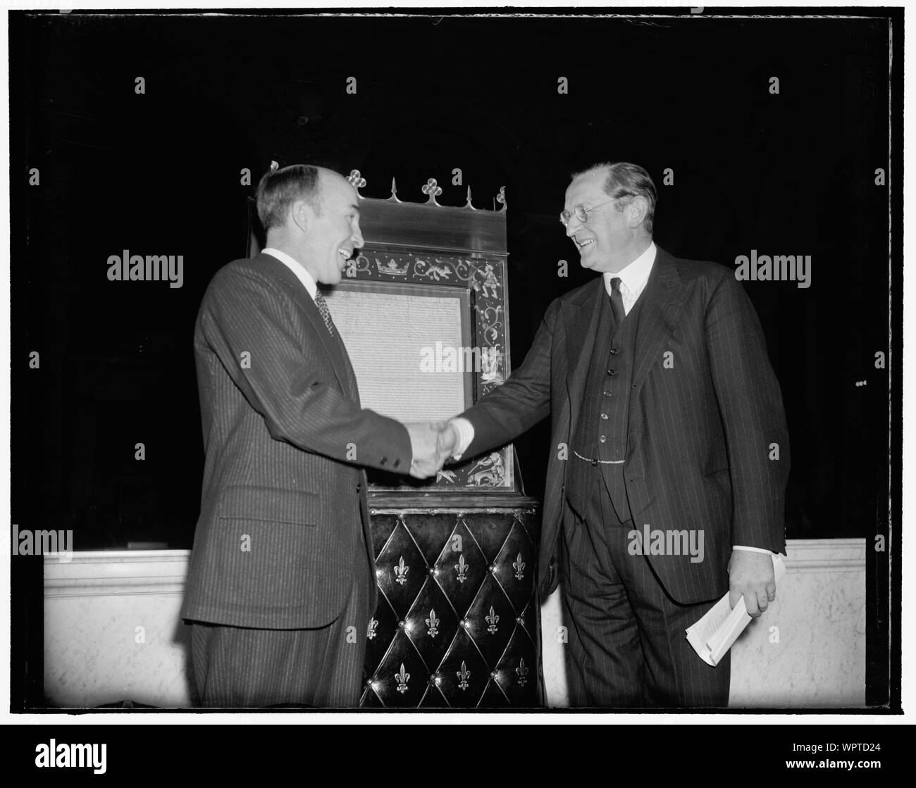 Magna Carta depositato nella Biblioteca del Congresso per la durata della guerra. Washington D.C., nov. 28. Più amati copia esistente di la Magna Charta è stata oggi depositato presso la Biblioteca del Congresso qui per tutta la durata della guerra dall Ambasciatore britannico Lord Lothian. Bibliotecario Archibald MacLeish, a sinistra è illustrato ringraziando il Signore Lothian dopo aver accettato il documento che può essere visto in background. La Magna Carta saranno esposti al pubblico in un posto di fronte alla dichiarazione di indipendenza e della costituzione Foto Stock