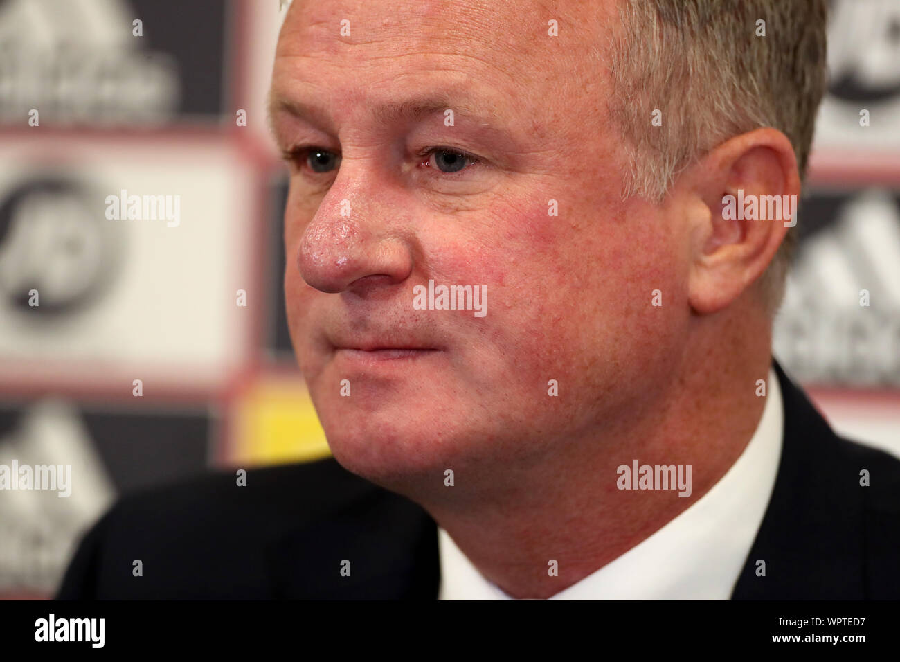 Irlanda del Nord manager Michael O'Neill nel corso di una conferenza stampa dopo la UEFA Euro 2020 qualifica del gruppo C corrispondono al Windsor Park di Belfast. Foto Stock