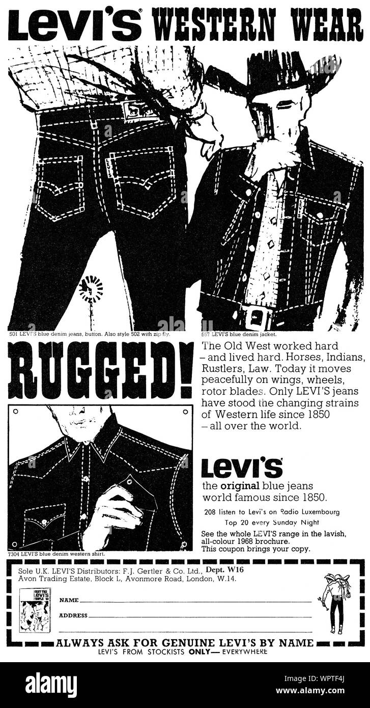 1968 British pubblicità per Levi's Western indossare jeans e giacche di jean  Foto stock - Alamy