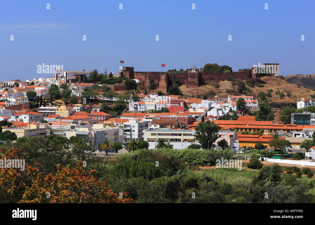 Il Portogallo, regione di Algarve, vista panoramica della città medievale di Silves - cattedrale e castello all'orizzonte. Foto Stock