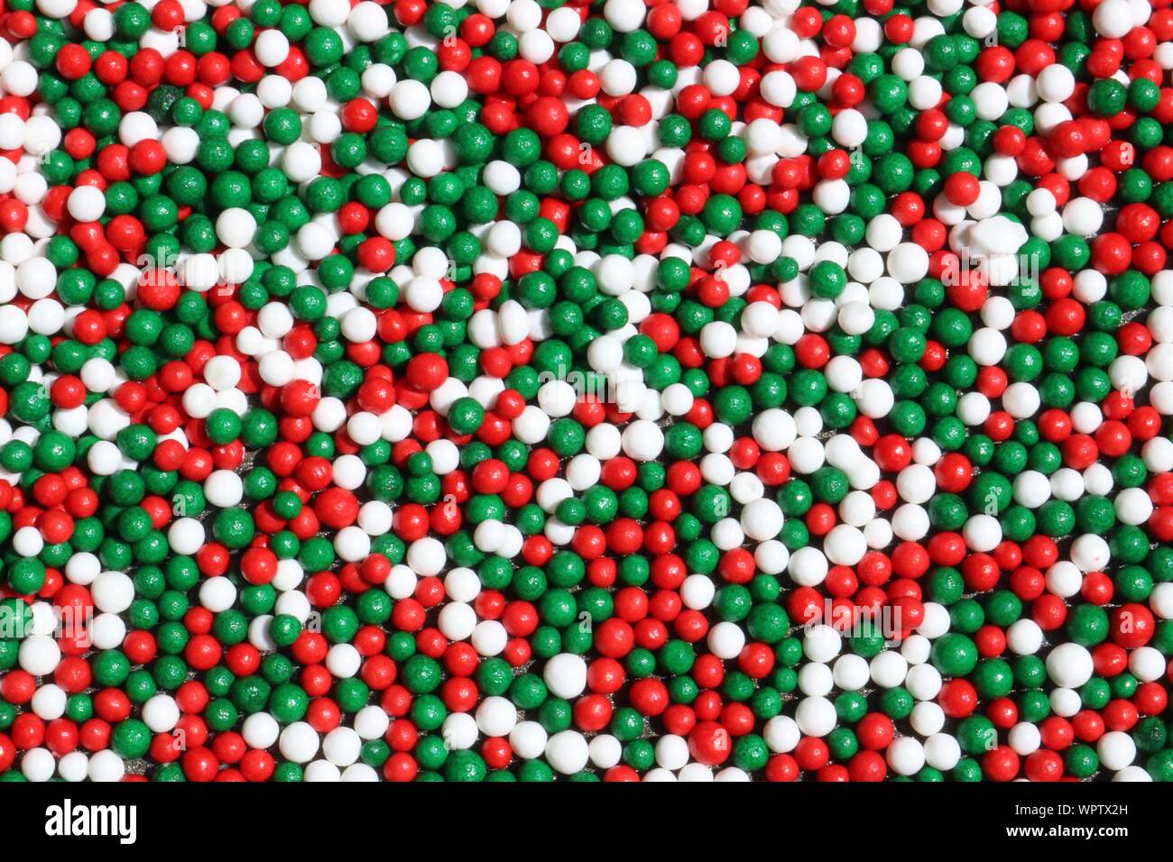 Abstract Natale sfondo di rosso, il bianco e il verde poco zucchero sfere Foto Stock