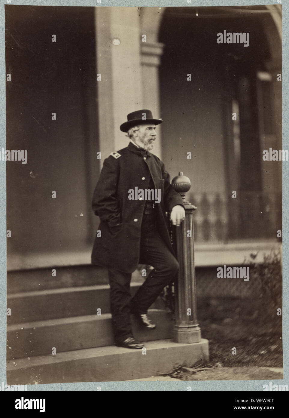 Il Mag. General E. V. Sumner astratto: Il Mag. Generale Edwin Vose Sumner, ritratto a figura intera, stando in piedi sui gradini, rivolto verso destra. Foto Stock