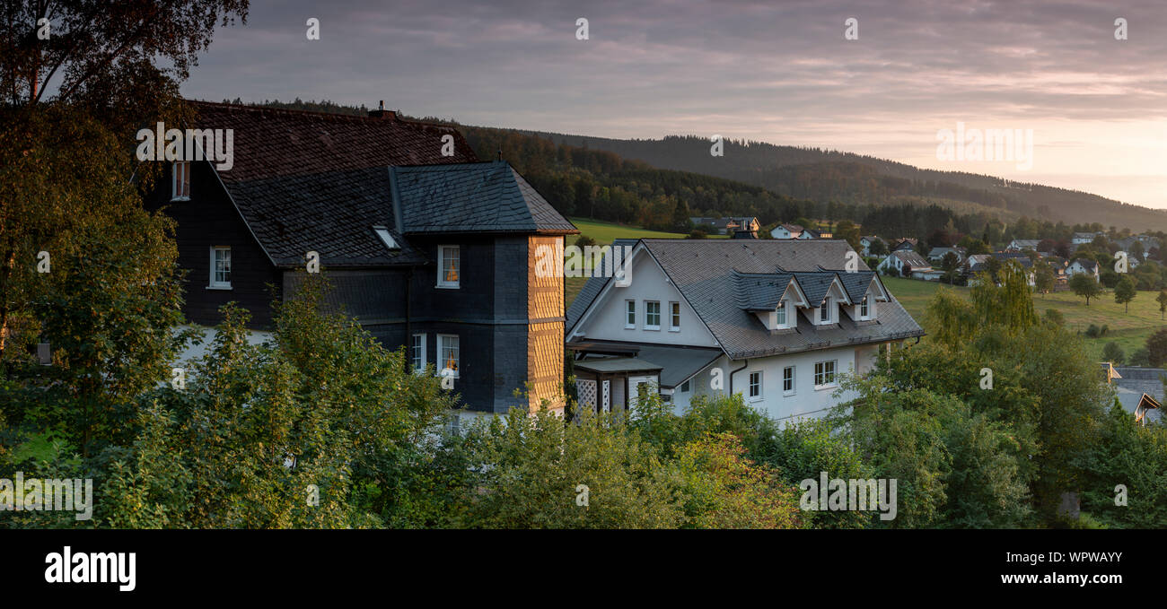 Tipica scatola di legno nel villaggio di montagna di Grafschaft negli sport invernali regione di Sauerland, Germania, durante il tramonto Foto Stock