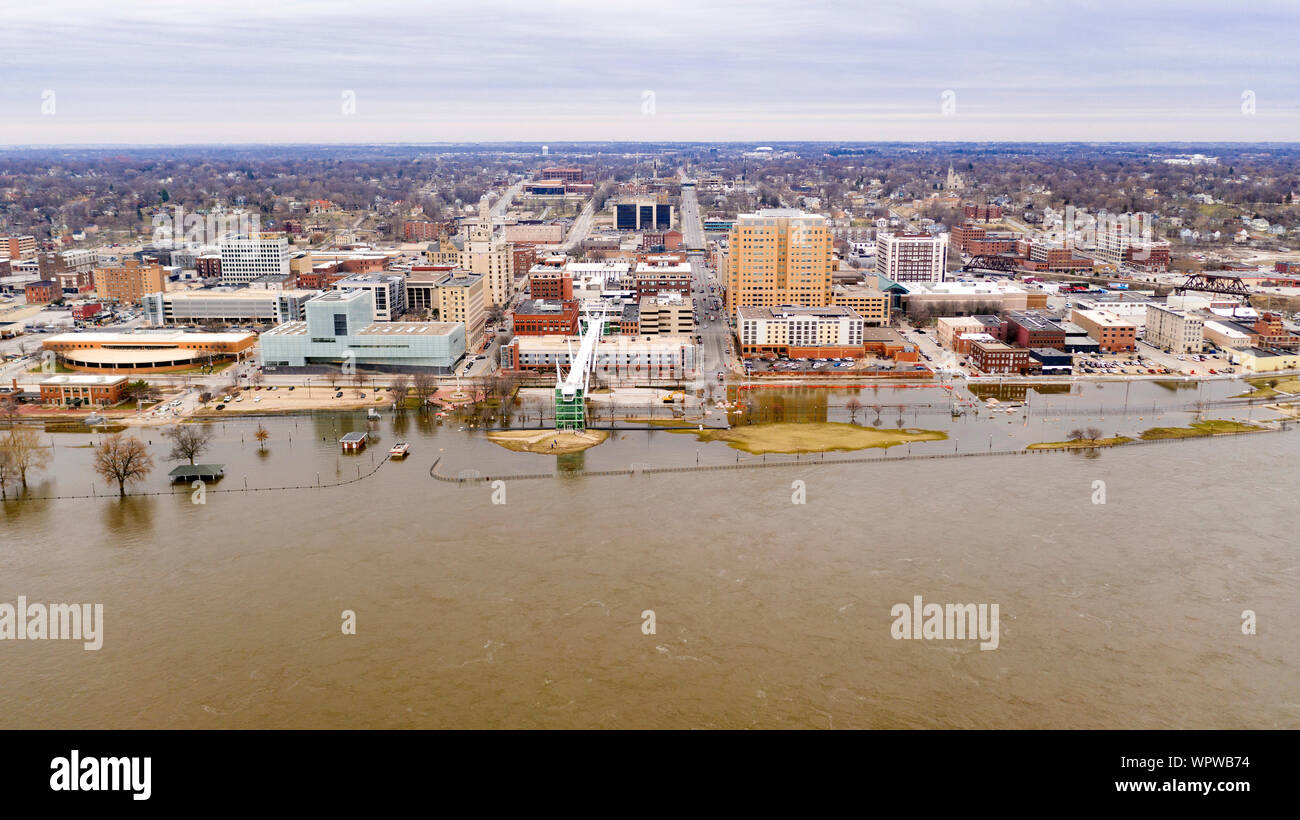 Acqua alta allaga la downtown area lungofiume di Davenport Iowa nel 2019 Foto Stock