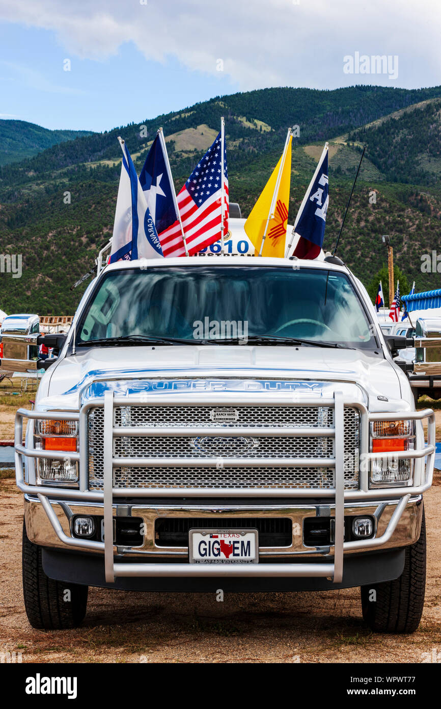 Ford Super Duty pick-up con bandiere tirando il camping Airstream trailer alla Airstream vintage Club Rocky Mountain Rally Foto Stock