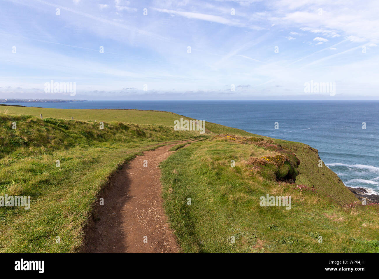 Una vista del paesaggio di Mawgan Porth da South West Coast Path, North Cornwall lungo la costa atlantica vicino a Newquay Foto Stock