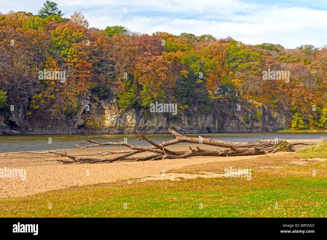 Tranquillo Fiume Bluff sul fiume di cedro in autunno in Palisades-Kepler parco dello Stato nello Iowa Foto Stock