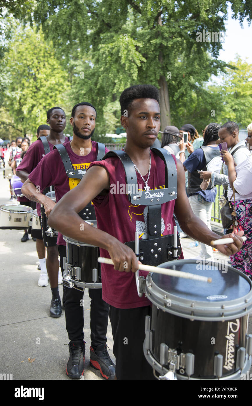 L annuale Universal Hip Hop Parade per la giustizia sociale che si tiene in onore di Marcus Garvey in Bedford Stuyvesant quartiere di Brooklyn, New York. Foto Stock