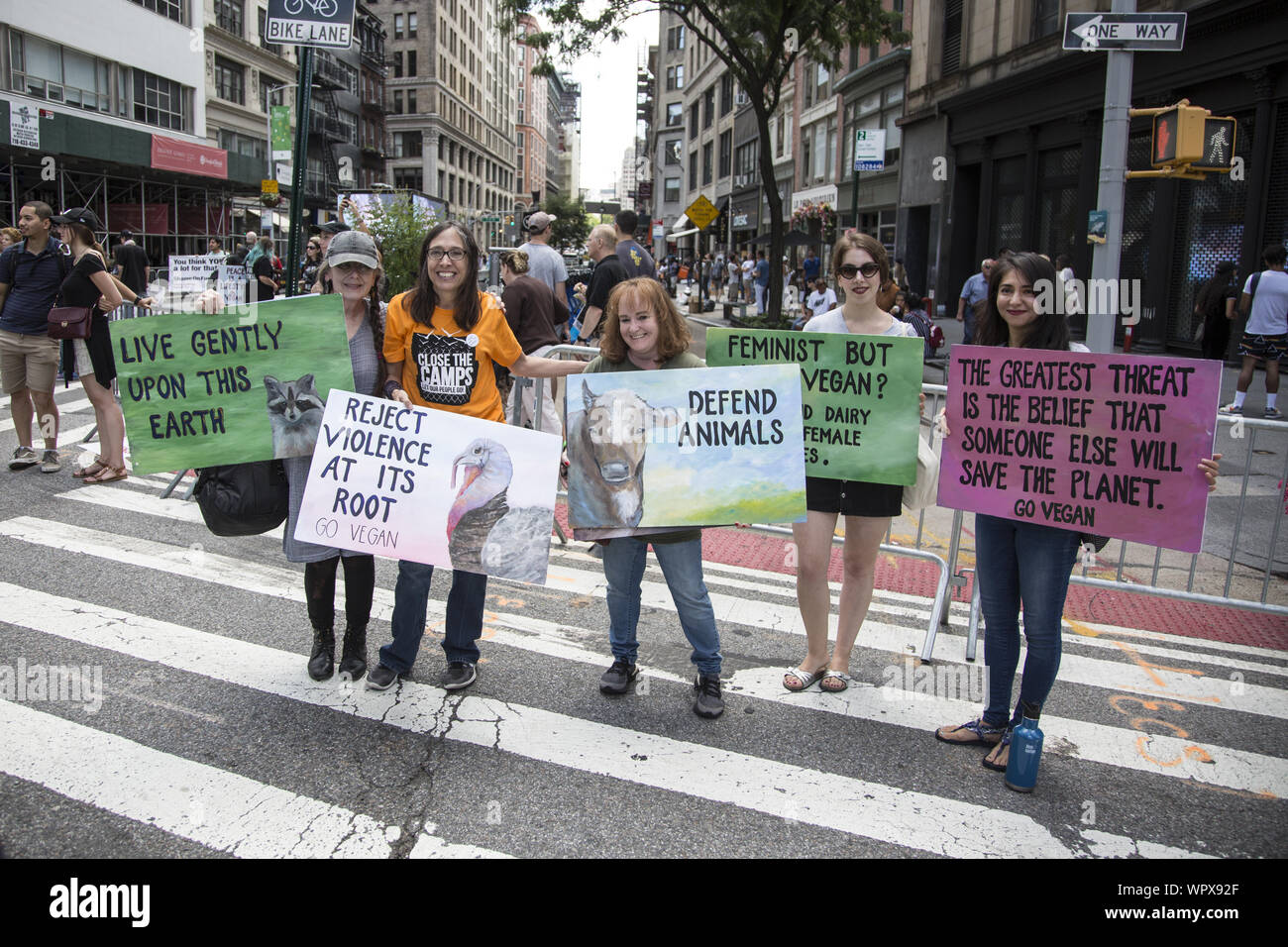 Gazzetta dei diritti degli animali marzo il 24 agosto 2019 riempito Broadway presso il Flatiron Building e hanno marciato al Tompkins Square Park di New York City. Esso chiede la protezione di tutti gli animali e anche per 'Go Vegan " per il bene del pianeta. Foto Stock