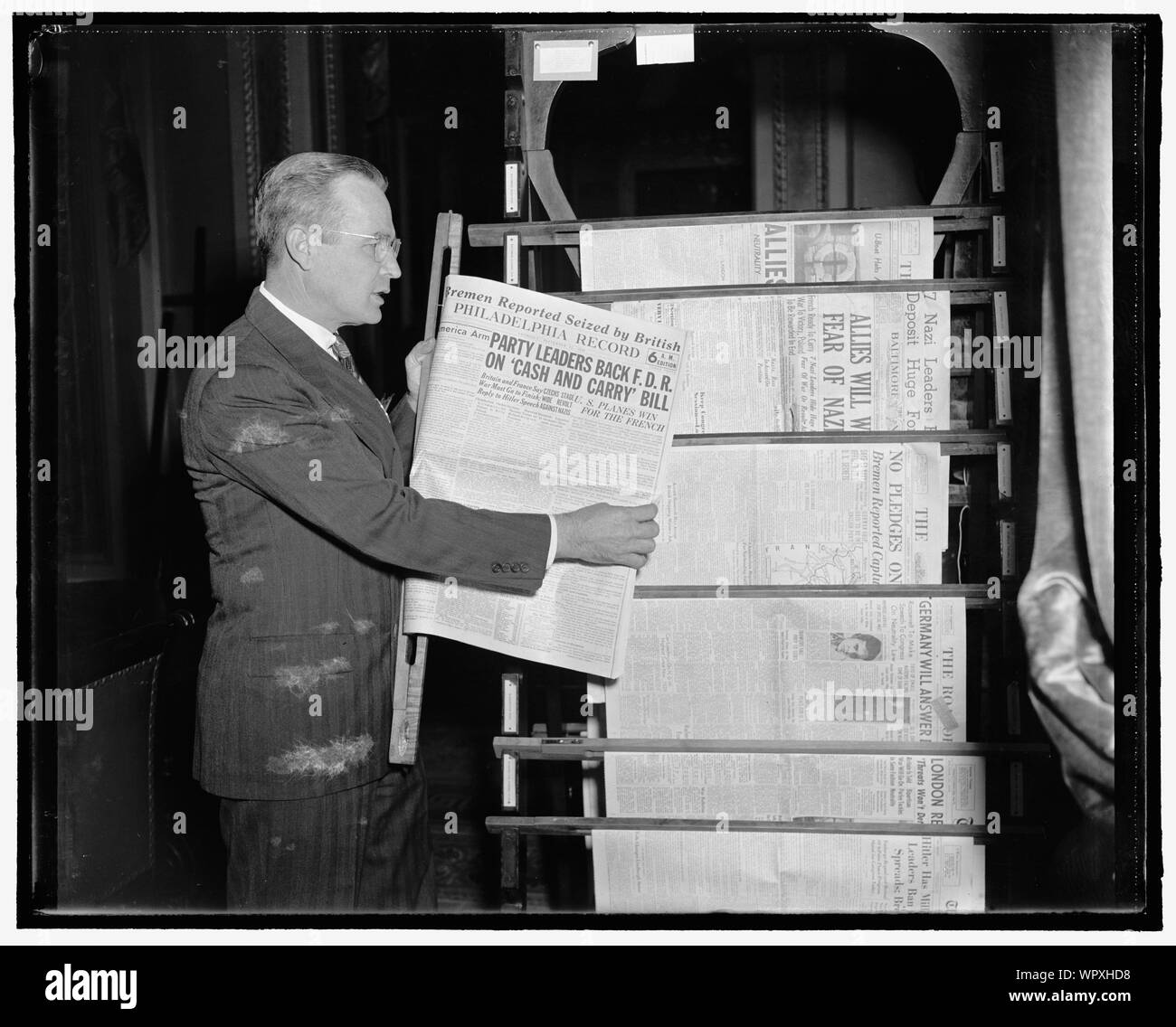 L'uomo visualizzazione pagina anteriore di Filadelfia giornale Record da Settembre 21, 1939 Foto Stock