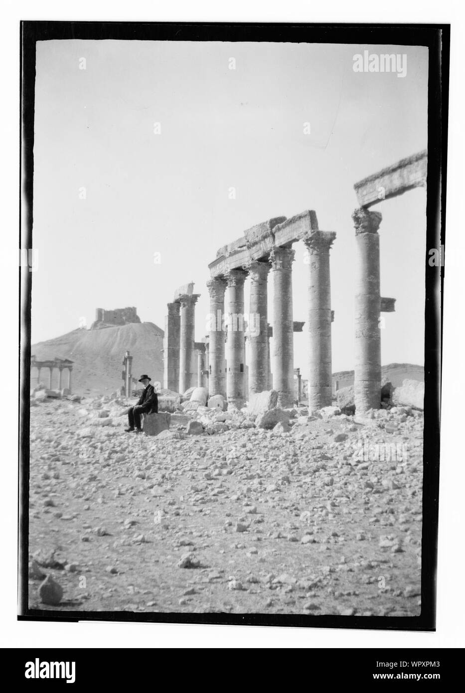 Uomo seduto in rovine di Palmyra Foto Stock