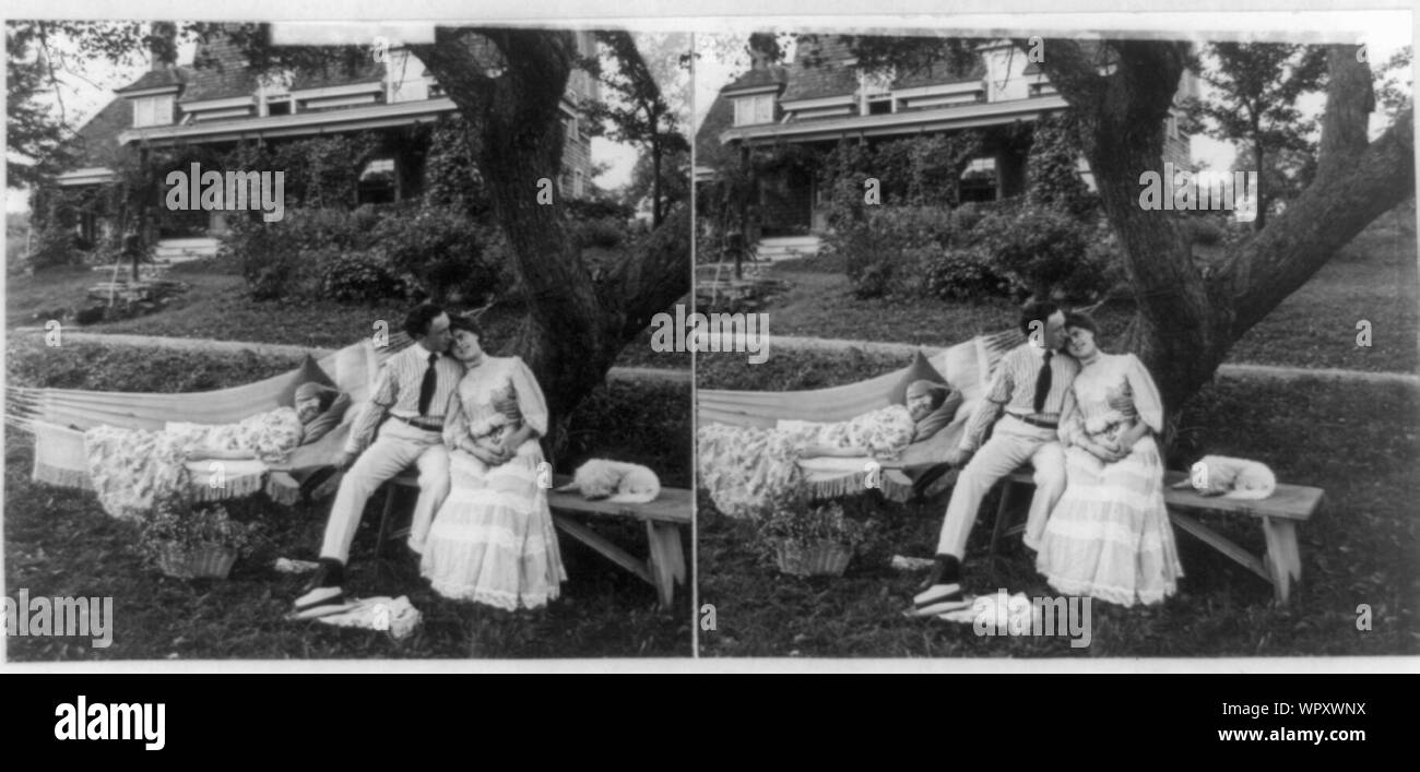 Uomo con braccio attorno alla donna su banco e accompagnatore dormendo in amaca Foto Stock