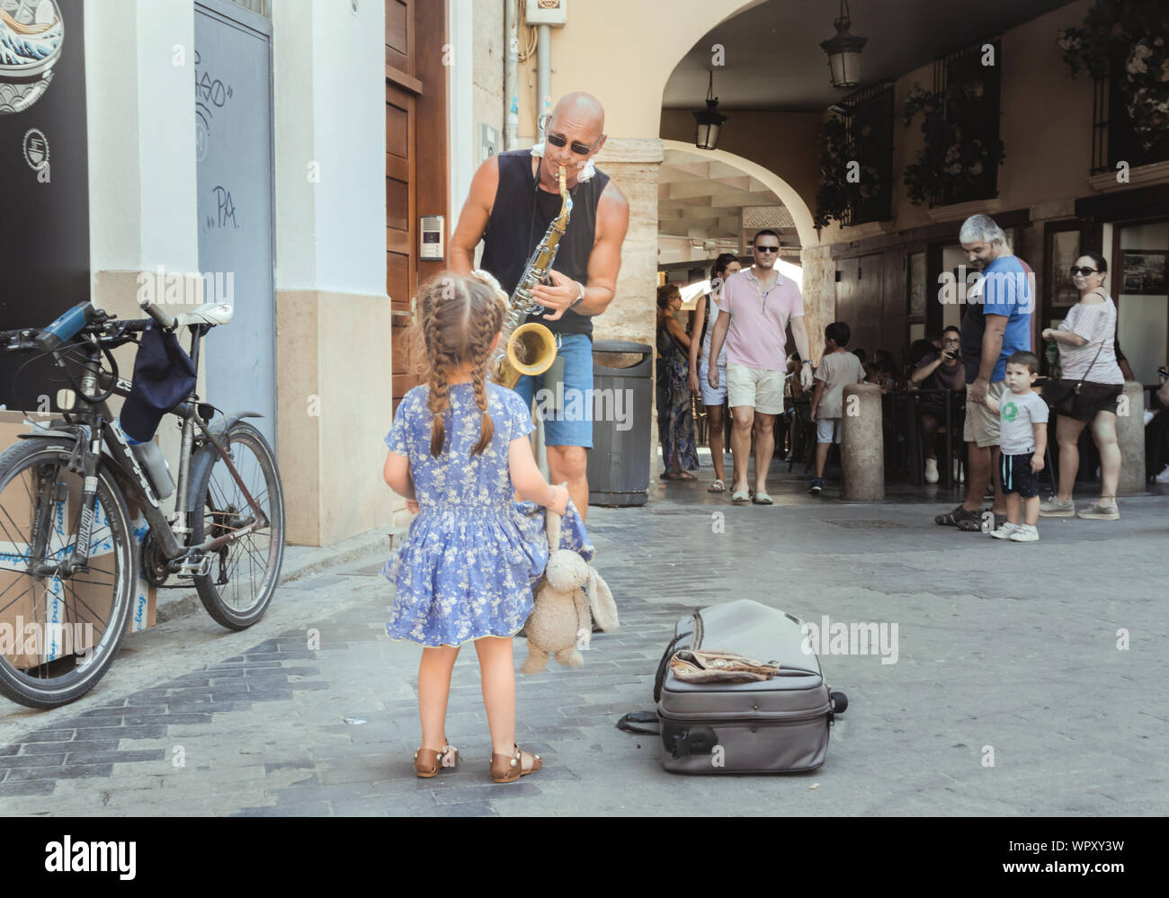 Il sassofonista suonare musica per una bambina, Barrio del Carmen, Valencia, Spagna, 6 Agosto 2019 Foto Stock