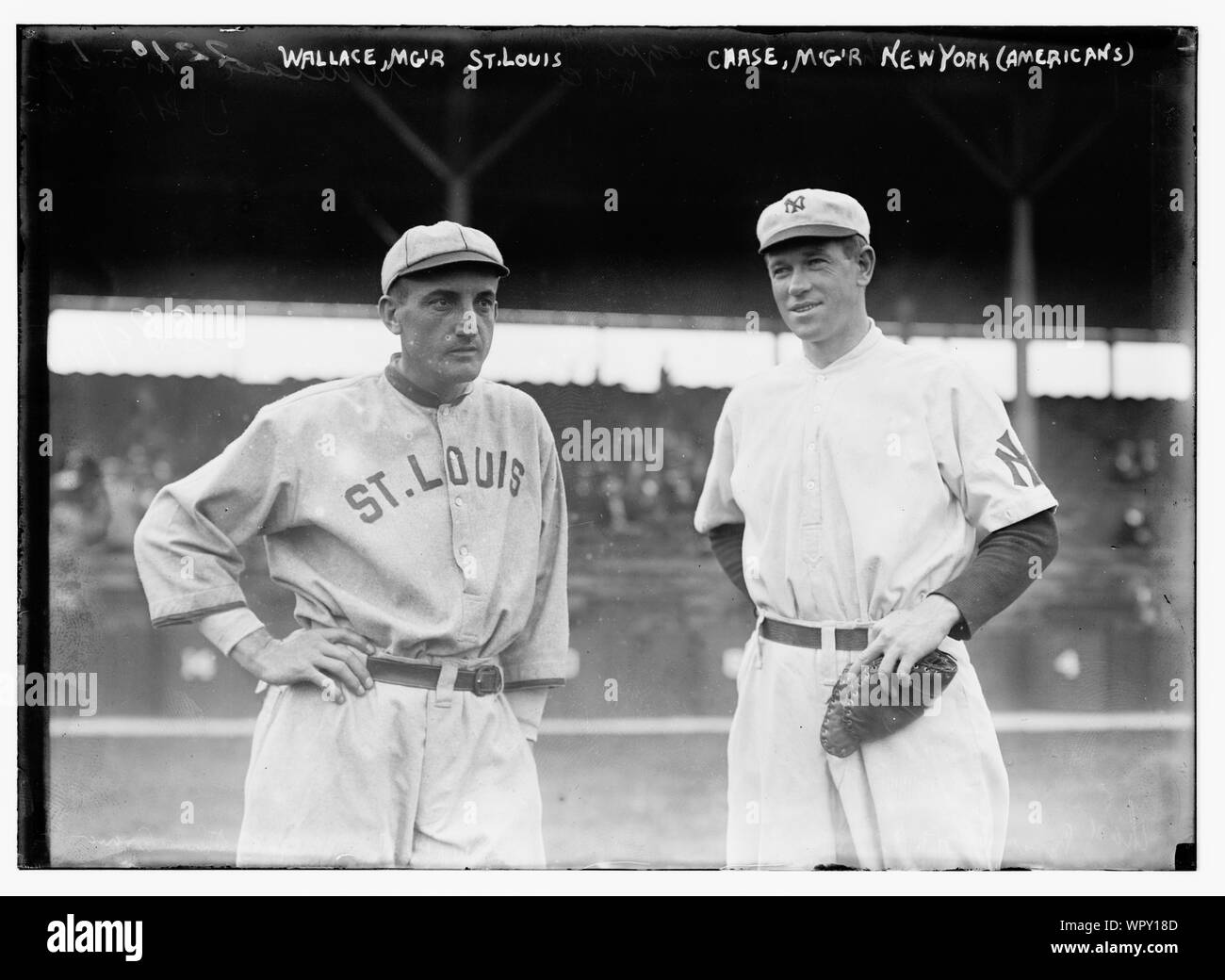 I manager Bobby Wallace, St. Louis AL & Hal Chase, New York AL (baseball) Foto Stock
