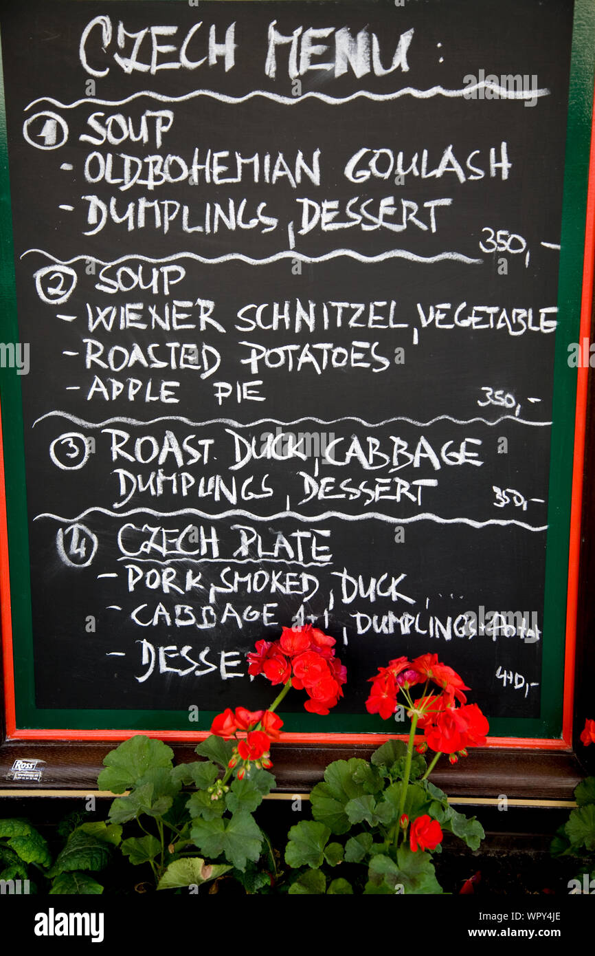 Menu al di fuori di un cafe a Praga Repubblica Ceca. Foto Stock