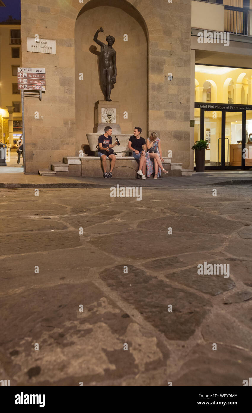 I giovani al di fuori di relax hotel vicino Ponte Vecchio Borgo San Jacopo e Via de Guicciardini, Firenze, Italia Foto Stock