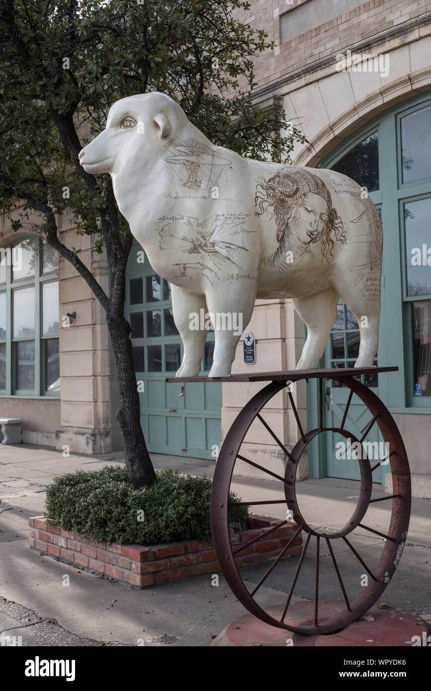 Molte città degli Stati Uniti hanno decorato le loro aree del centro con le statue di animali particolari: mucche, asini, elefanti, ecc. In San Angelo, la sede di Tom Green County, Texas, le pecore di statue, circa il 50 di essi. Pecore ranching fiorisce in quella parte di west-Texas centrale Foto Stock
